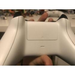 2 witte xbox one controllers