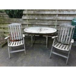 Oude tuinset, tafel en twee stoelen