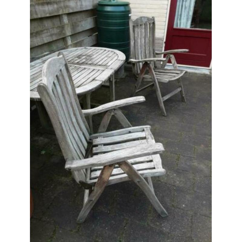 Oude tuinset, tafel en twee stoelen