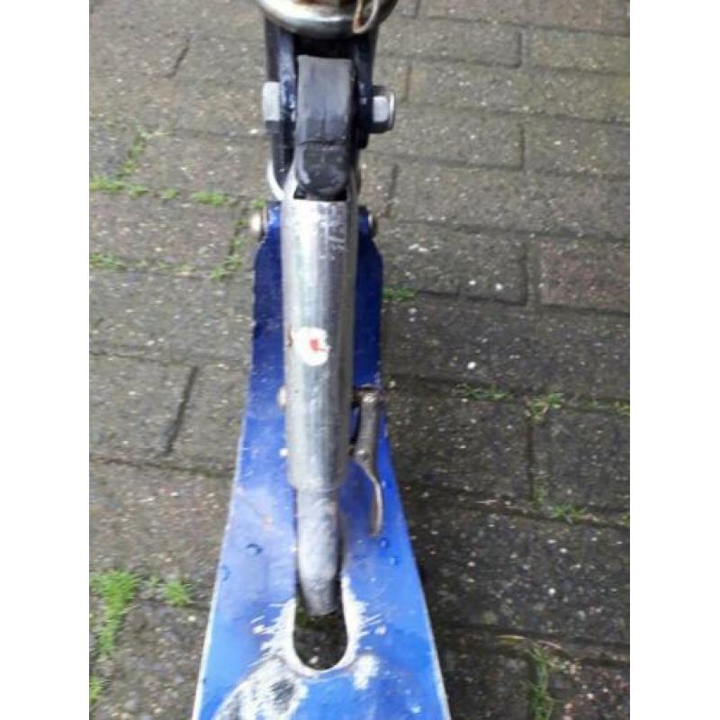Blauwe gebruikte inklapbare step
