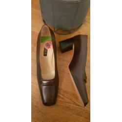 Nieuwe schoenen van het duur merk Nouchka.