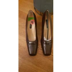 Nieuwe schoenen van het duur merk Nouchka.