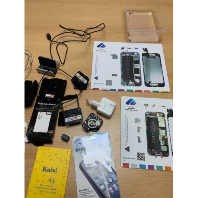 Partij oude Iphone's en onderdelen, car houders etc