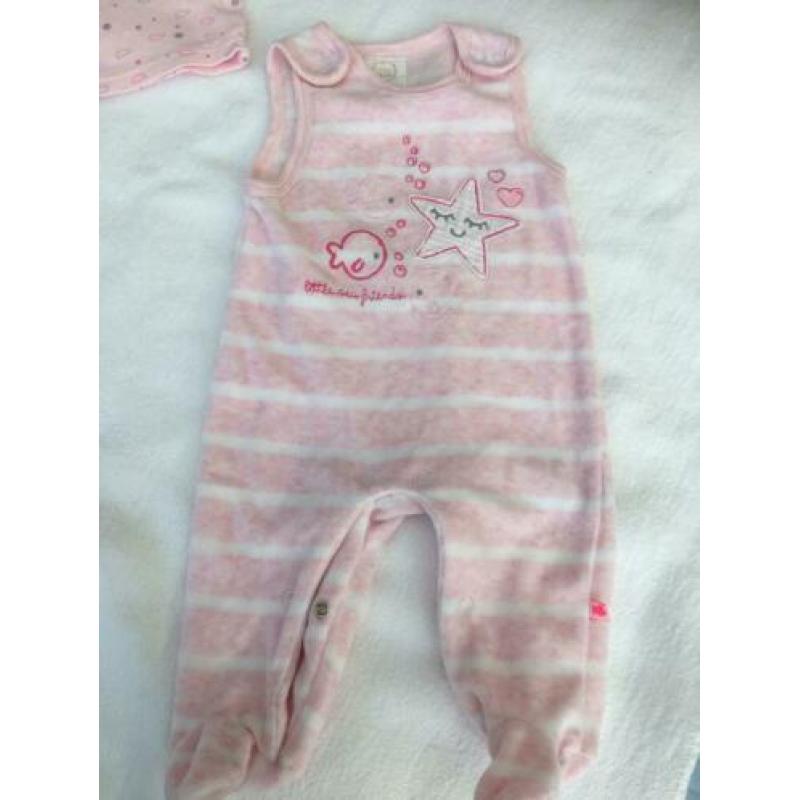 Leuke pyjama maat 56/62 voor meisje bijna gratis