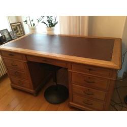 Antiek bureau met werkblad in leer