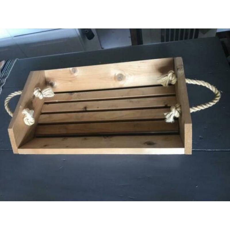 Houten bak met houten grepen