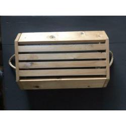 Houten bak met houten grepen
