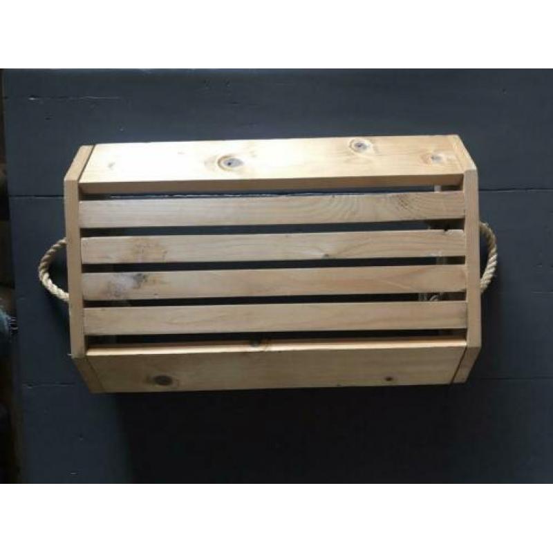 Houten bak met houten grepen