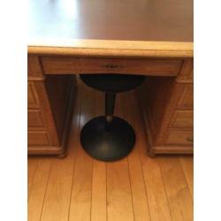 Antiek bureau met werkblad in leer