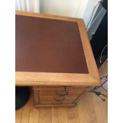 Antiek bureau met werkblad in leer