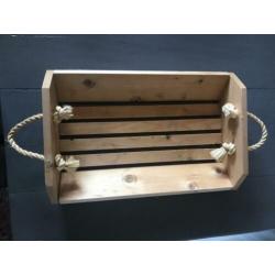 Houten bak met houten grepen