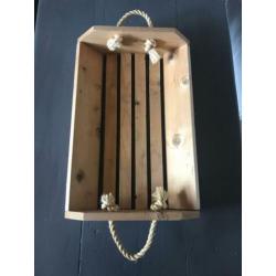 Houten bak met houten grepen