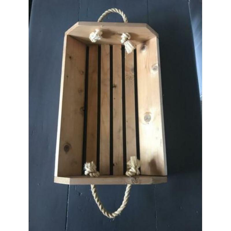 Houten bak met houten grepen