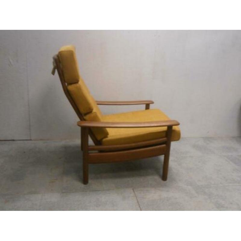 Mooie Deense nieuwe beklede teak vintage retro fauteuil.