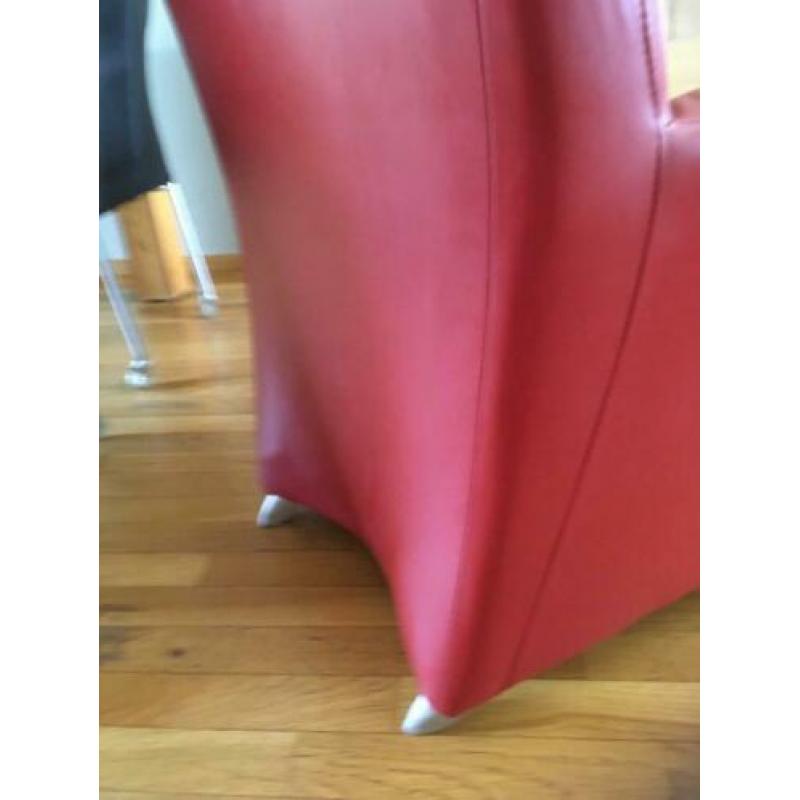 Mooie rood leren fauteuil.