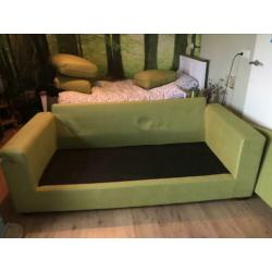 Strak groen bankstel met hocker