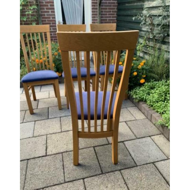 4 mooie stoelen massief eiken met blauwe stofbekleding.