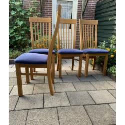 4 mooie stoelen massief eiken met blauwe stofbekleding.
