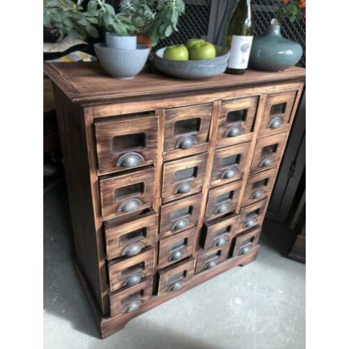 Oude houten ladenkast