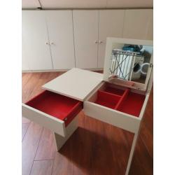 TOILETTAFEL (make-up tafel) .