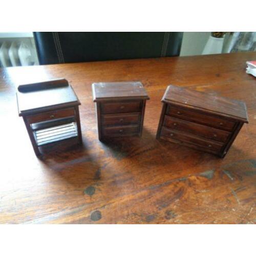3 kasten / ladenkasten / meubels voor een poppenhuis.