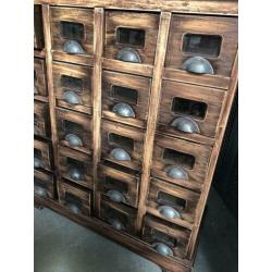 Oude houten ladenkast