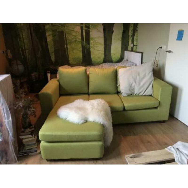 Strak groen bankstel met hocker