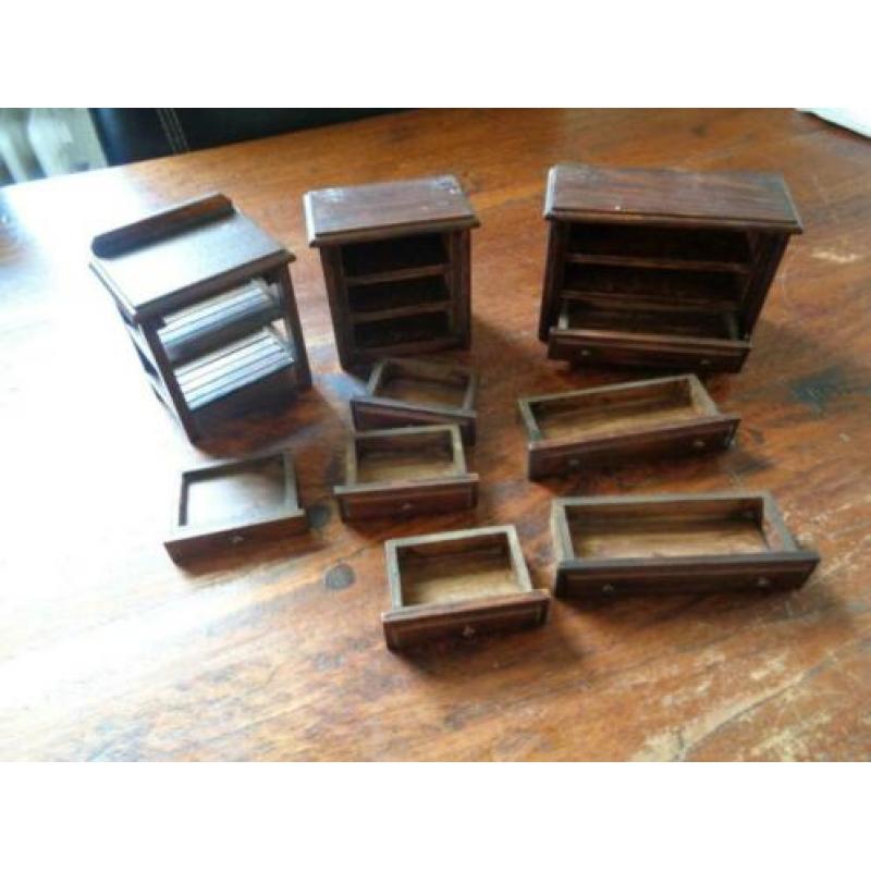 3 kasten / ladenkasten / meubels voor een poppenhuis.