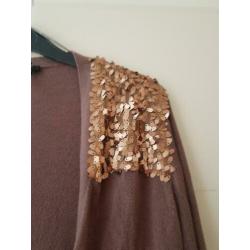 Feestelijk. Bruin vest pailletten schouder, maat L