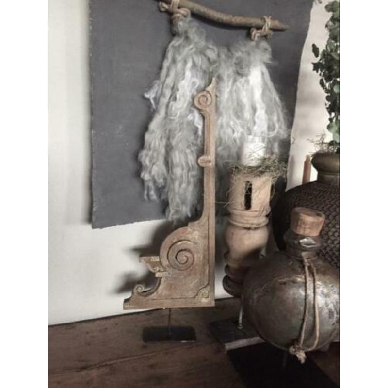 Oud houten ornament op standaard sober landelijk hoffz stijl