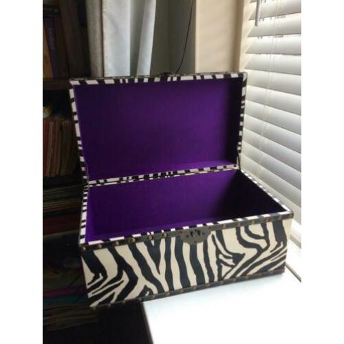 Leuke dekenkist met zebra print en paarse voering