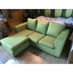 Strak groen bankstel met hocker