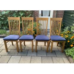 4 mooie stoelen massief eiken met blauwe stofbekleding.