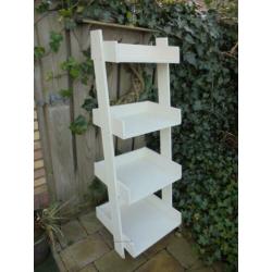 Staand houten wandrek met trapsgewijze planken,135 cm hoog