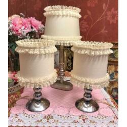 3 Brocante tafellampen vintage zilver met lampenkappen creme