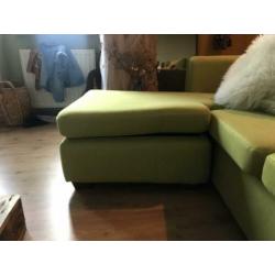 Strak groen bankstel met hocker
