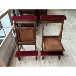 Partij antieke kerkstoelen.
