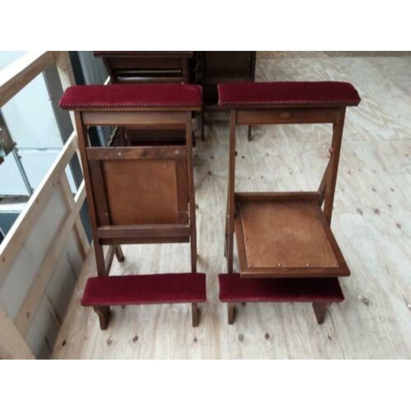 Partij antieke kerkstoelen.