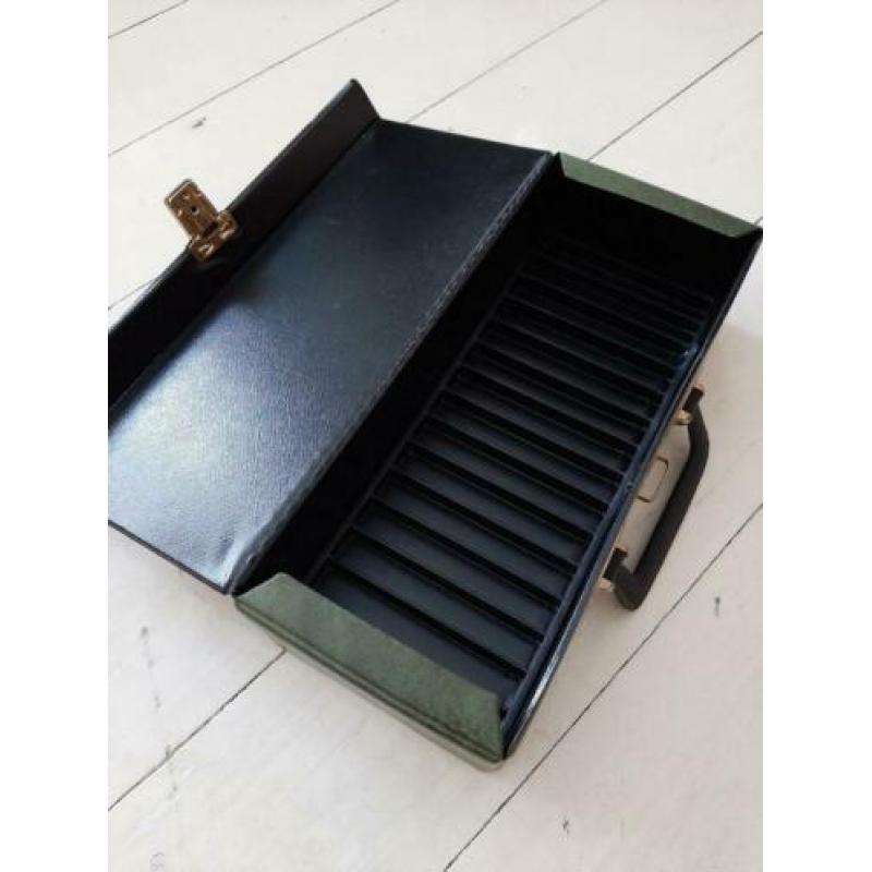 Retro bewaarkoffer cassettebandjes groen