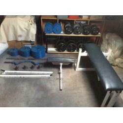 Thuis fitness, complete set: bankje, dumbells, schijven etc.