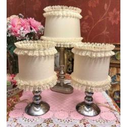 3 Brocante tafellampen vintage zilver met lampenkappen creme