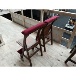 Partij antieke kerkstoelen.