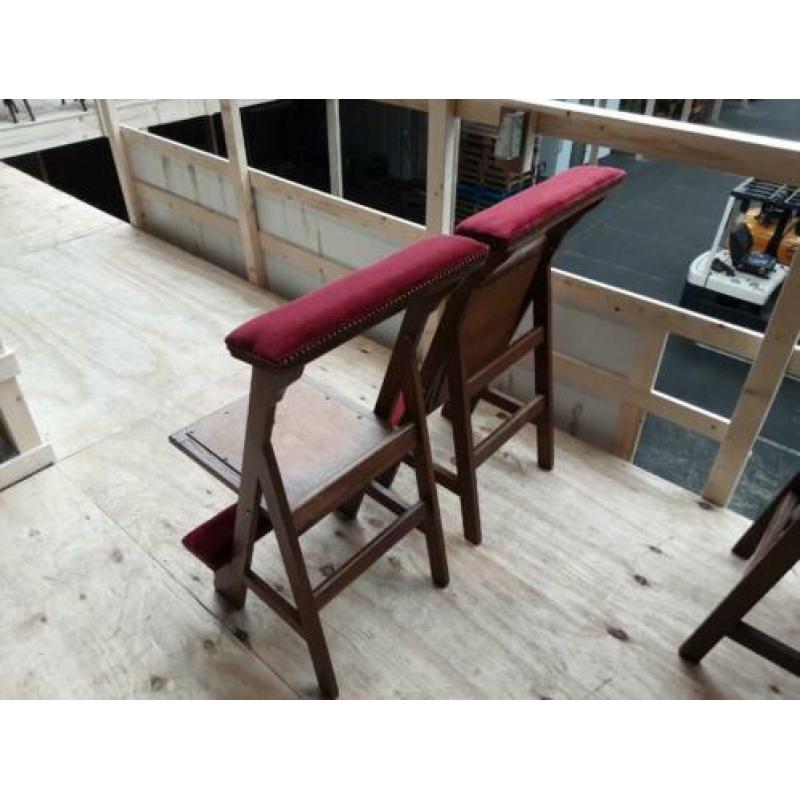 Partij antieke kerkstoelen.