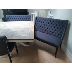 Super mooie set: eettafel, 4 stoelen, 2 bankjes