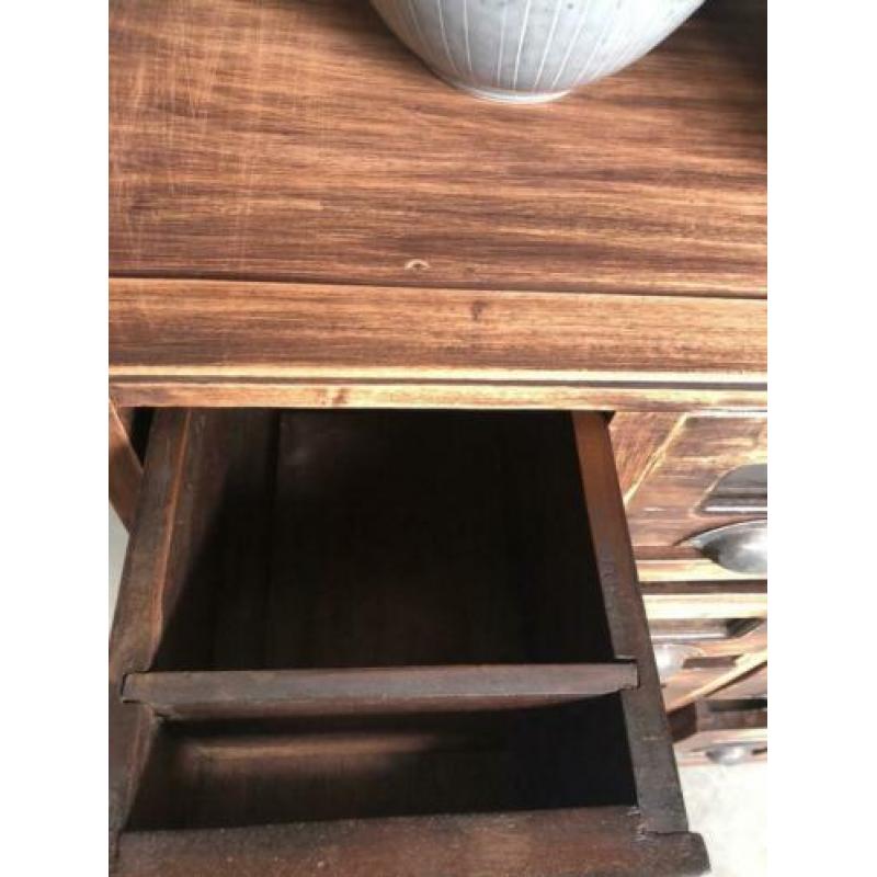 Oude houten ladenkast