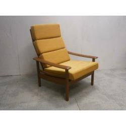 Mooie Deense nieuwe beklede teak vintage retro fauteuil.