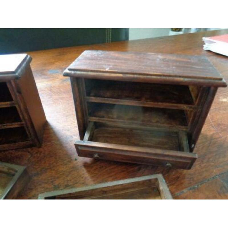 3 kasten / ladenkasten / meubels voor een poppenhuis.