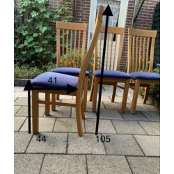 4 mooie stoelen massief eiken met blauwe stofbekleding.