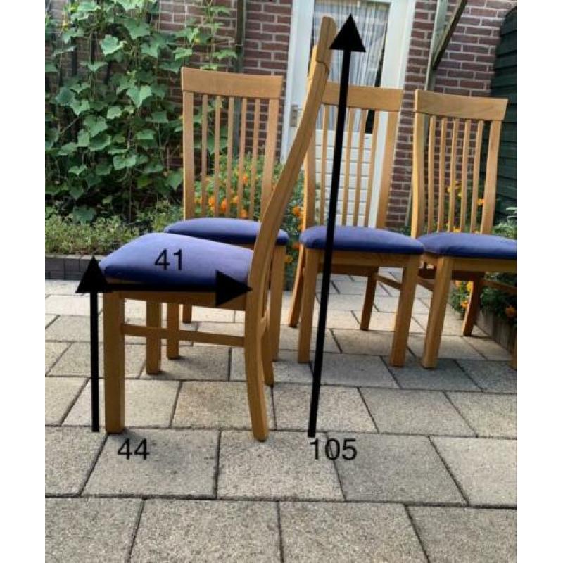 4 mooie stoelen massief eiken met blauwe stofbekleding.