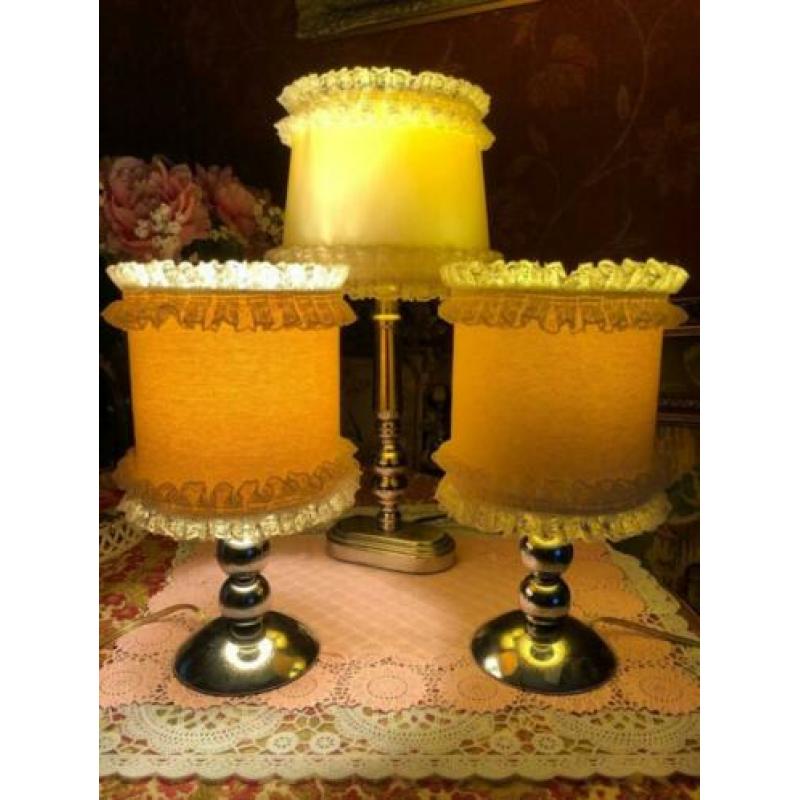 3 Brocante tafellampen vintage zilver met lampenkappen creme